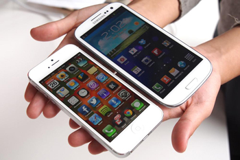 Comparaison entre l'iPhone 5 (à gauche) et le Samsung Galaxy S3 (à droite)