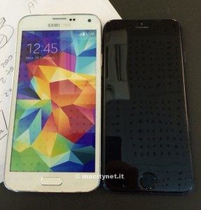 Comparaison entre l'iPhone 6 (à droite) et son concurrent principal, le Galaxy S5 (à gauche)