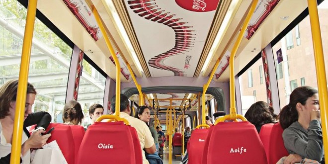 Coca-Cola fait la promotion de sa campagne sur ses 500 nouveaux prénoms dans un tramway irlandais