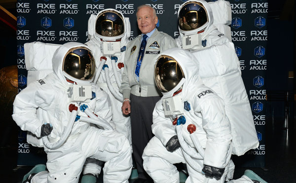 Buzz Aldrin a fait le voyage pour participer à cette gigantesque campagne marketing