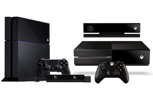 La Playstation 4 de Sony (à gauche) contre la xBox One de Microsoft (à droite)