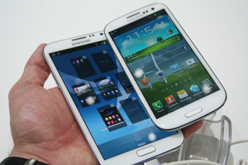 Le Galaxy Note 2 (à gauche), nettement plus grand que le Galaxy S3 (à droite)