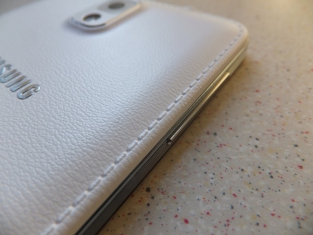 On passe du plastique glossy à l'imitation cuir sur le Samsung Galaxy Note 3