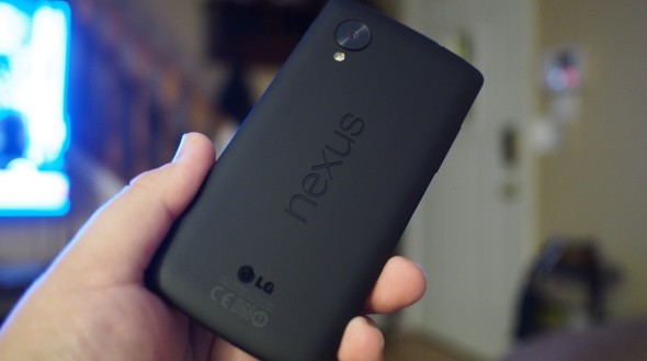 La façade arrière du Nexus 5 est agréable au toucher