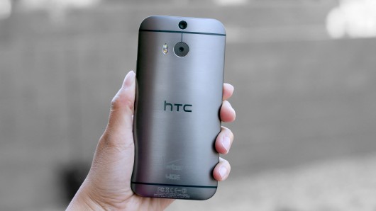 La façade arrière du HTC One M8 fait légèrement penser à celle du LG G3, mais en faisant le choix de matériaux plus nobles
