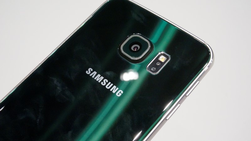 Samsung propose enfin une façade dorsale premium sur sa gamme Galaxy ! C'est très réussi ! Par contre, adieu désormais à l'étanchéité et bonjour les traces de doigts.